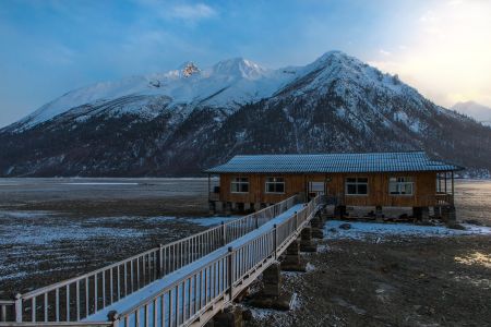 自然风光,雪山,山川,山峦,建筑,日落,冰雪