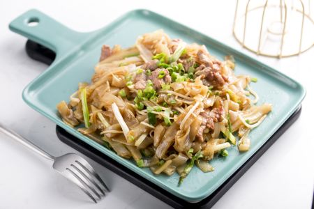 面皮肉丝,美食,主食,生活用品,厨卫用品,物品,中餐,盘子,叉子