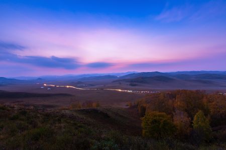 自然风光,晚霞,天空,草原,植物,树木,青草,道路,交通工具,汽车