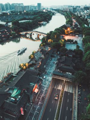 城镇,道路,城市道路,交通工具,建筑,江河,植物,树木,汽车,天空,船,桥