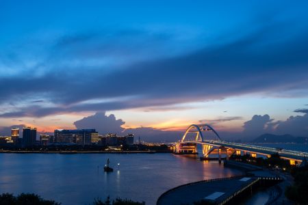 建筑,现代建筑,桥梁,建筑夜景,夜景照明,江河,道路,自然风光,城镇,天空,桥,夜晚,全景,交通工具,船,自然风景,汽车