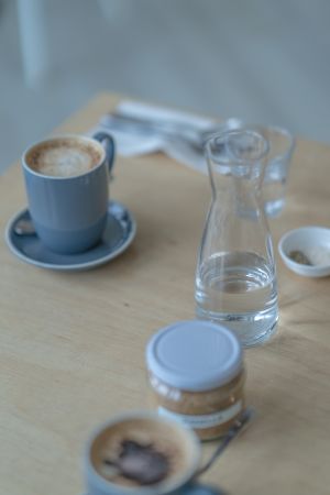 餐桌,咖啡杯,玻璃罐,瓶子,生活用品