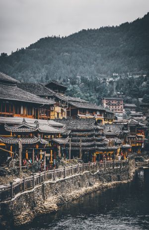 建筑,景点,传统建筑,历史古迹,城镇,自然风光,森林,山川,村镇,植物,树木,天空,江河