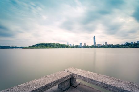 天空,城镇,江河,建筑,白云,桥,植物,树木