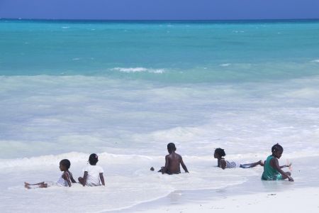沙滩,儿童,海浪,海滩,自然风光,国外,海洋,天空,坦桑尼亚