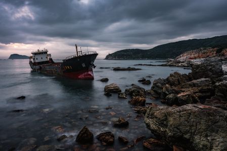 自然风光,岩石,乌云,海洋,天空,船,交通工具